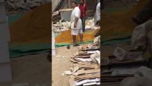 مواطن يوثق فيديو للعمالة في جدة وهم يخلطون بهارات الطعام بأقدامهم وسط النفايات والحمامات!