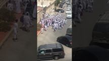بالفيديو: مضارب جماعية بين طلاب مدرسة متوسطة بالأيدي.. مسببين الذعر في الشارع