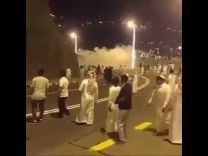 بعد حفل أبها الغنائي ..بالفيديو: الجماهير تتسبب في فوضى وتعبث بطفايات الحريق في الشارع