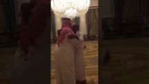 ” تو ما تبارك البيت”.. شاهد لحظة استقبال الأمير مقرن بن عبدالعزيز لولي ولي العهد في قصره ..والأخير يقبل يده