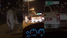 بالفيديو : مواطن في حالة غير طبيعية يعطل السير و يرقص بـ “خنجر”