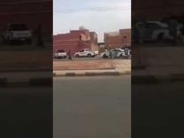 بالفيديو: الاعتداء على رجل أمن في مضاربة جماعية