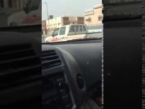 بالفيديو: القبض على امرأة تقود سيارة “هايلوكس” داخل أحد الأحياء