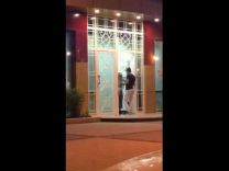 بالفيديو.. مندوب بيع أدوات الشيشة يورد بضاعته لمشغل نسائي