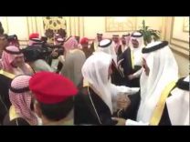 بالفيديو: شاهد ردة فعل أمير حائل الجديد مع رجل مسن..جذبه من يده وهمس له بهذه الجملة!
