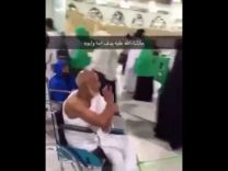 شاهد.. شاب يبتكر طريقة تمكنه من مساعدة والديه على آداء العمرة بكرسيين متحركين