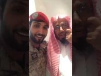 شاهد الشيخ “عبد الله المطلق” يمازح عسكري ” لو زوجني أمك وأصير عمك”..