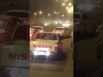 بالفيديو: تفحيط واستعراض وسط تجمع شبابي يثير الغضب