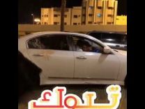 بالفيديو : “فتاة” توقف تحرش مراهقين بها في مكان عام بـرمي  “الأيس كريم”.