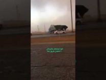 بالفيديو … هواء شديد ينتزع لعبة أطفال ضخمة من مكانها بطريق مكة – الرياض السريع