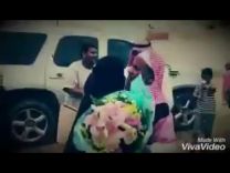 بالفيديو …. أصبحت موضة … أسرة سعودية تستقبل ابنتها بالورود والاحضان