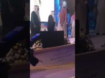 شاهد ردة فعل أمير الرياض حين رفض بعض الحضور الوقوف للسلام الملكي أثناء حفل جامعة شقراء
