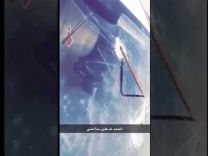 مواطن ينجو من الموت بعد ارتطام قطعة حديدية بزجاج سيارته