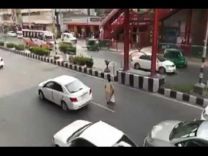 يريد أن يموت وهو يصلي ….بالفيديو: رجل يصلي في شارع مزدحمة