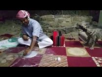 بالفيديو: شاب سعودي يقتني ضبع كحيوان أليف ويقوم بسلخ أفعى حية