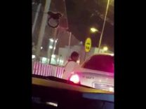 بالفيديو: طفل متسول يطلب من عائلة الصدقة بالقوة ويهدد بكسر نافذة السيارة في حال عدم التصدق عليه
