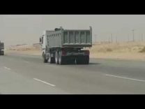 مواطن يوثق تجاوز شاحنات لمسارها المحدد على طريق «الرياض – الدمام»