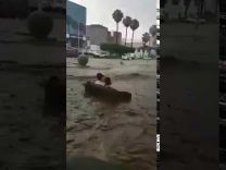 بالفيديو: شابان يحولان أريكة إلى مركب في السيول