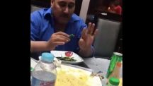 بالفيديو …. شاب مصري يراهن خليجيين على أكل الفلفل الحار مقابل مبلغ من المال..