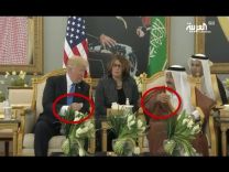 بالفيديو: خادم الحرمين يوضح لترامب معنى هز فنجان القهوة العربية