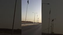 بالفيديو: سر رفرفة العلم السعودي بسهولة عن الأمريكي في شوارع الرياض