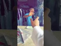 بالفيديو … شخص يضغط يده على زناد ”مسدس” ويصوبه على عامل مغسلة