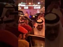 شاهد:ردة فعل أمير حائل حينما استوقفته سيدة لطلب حاجة