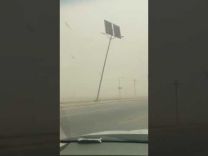 شاهد تهاوي أعمدة الإنارة على طريق سريع بالمنطقة الشرقية بسبب العواصف