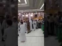 أعداد كبيرة من المصلين في انتظار أئمة الحرم لحظة خروجهم من صلاة التراويح