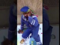 شاهد : شاب يصفع عاملاً لتناوله وجبة في نهار رمضان.. والعمل تتفاعل