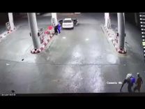 بالفيديو … القبض على الجناة الذين ظهروا في مقطع فيديو وهم يعتدون على عمال محطة بنزين