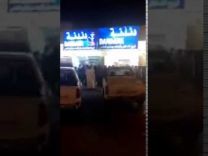 بالفيديو:ازدحام وتدافع لشراء الدخان قبل ارتفاع السعر