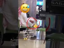 بالفيديو: أب يقوم بإعداد الحليب (وارضاع ) طفله في أحد المولات