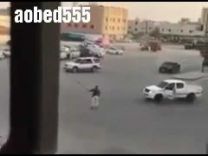 بالفيديو …. مفحط مهايط سقط من سيارته اثناء التفحيط وكادت ان تدعسه