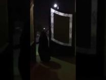 بالفيديو: مواطن يحاول الإمساك بـ”إمرأة” حاولت الدخول لمنزله وسرقته