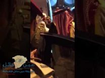 شاهد: مواطنون وعسكريون يلتقطون صور سيلفي مع الأمير محمد بن نايف