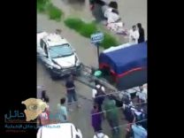 طفل يمشي وسط مياه السيول و يسقط داخل فتحة للصرف الصحي