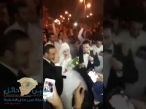 عريس يزف عروسته بممشى الروضه