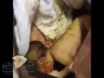 بالفيديو.. مواطنون يعثرون على طفل “لقيط” على رصيف