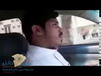 رجل أعمل يقدم هدية للمقيم الهندي الذي خدم مواطنة سعوديه