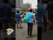 بالفيديو: يغافل موظف مواقف ويضربه بحجر كبير على رأسه!