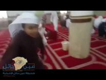 بالفيديو: كلب ضال يقتحم مسجد أثناء الصلاة..