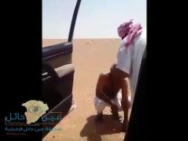 لحظة العثور على مواطن وأبنائه بعد فقدانهم في صحراء