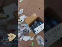 مئات الكراتين المليئة بقوارير المياه ملقاة بشوارع عرفات