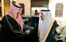 يتقدم مستقبلي أمير الرياض فيصل بن بندر بعد وصوله لمباشرة مهام عمله
