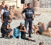 بالصور: الشرطة الفرنسية تغرم امرأة وتجبرها على خلع البوركيني في شاطئ نيس