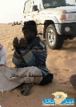 حـــائل : رجال الامن يتمكنون من تخليص عامل آسيوي أحتجز 20 عام بوسط النفود #في مشهد محزن ومبكي أستمر 20 عام