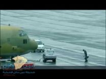 بالفيديو .. تحت الامطار طياران سعوديان في مطار بسويسرا يصليان قبل إقلاع الطائرة