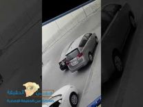 بالفيديو… أحترق وجهه بعدما احرق سيارة متوقفة