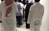 صور: الخريجون يحصلون على الشهادات وكراسي الحضور تطبع شعار جامعة البترول على ثيابهم .. والإدارة تعتذر